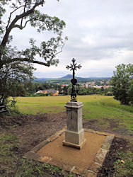Horní Kamenice, kříž pod Zámeckým vrchem