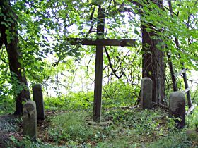 Trávník, dřevěný kříž nad osadou