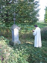 Kunratice u Cvikova (Kunnersdorf), Kreuz am Weg zum Friedhof