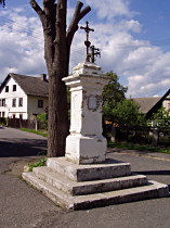 Luka (Luken), Kreuz am Dorfplatz