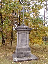 Provodín (Mickenhan), Kreuz bei Friedhof