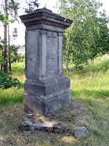 Provodín (Mickenhan), Kreuz bei Friedhof