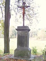 Radvanec (Rodowitz), Kreuz an der Wegabzweigung zum Forsthaus