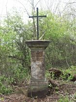 Stvolínky (Drum), Kreuz südlich des Dorfes Taneček
