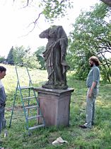 Velký Valtinov (Gross Walten), Statuengruppe auf dem Kalvarienberg