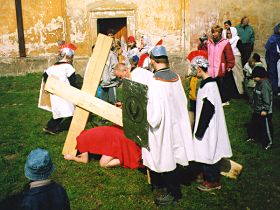 Ježíš padá pod křížem