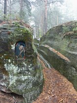 Kamenná cesta s obrázkem sv. Jana Nepomuckého