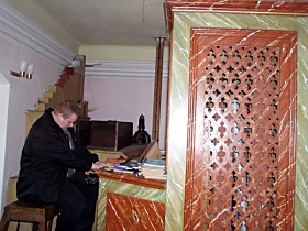 Honza hraje na varhany v Lobkovickém kostele