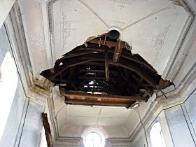 Pohled na zřícenou část stropu, stav na počátku roku 2004