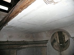 Pohled na neporušený podhled stropu.