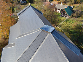 Střecha kostela po dokončení pokládky nové krytiny v roce 2011.