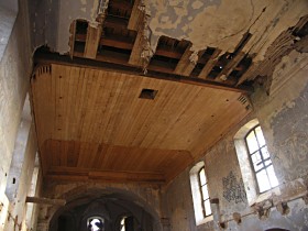 Pohled na opravený další úsek stropu kostela.