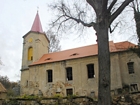 Kostel po dokončení opravy střech a osazení nových okenic do zvonového patra věže.