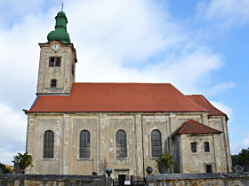Kostel po opravách krovu a pokládce nové krytiny v roce 2013.