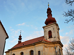 Kostel po opravách střechy a korunní římsy na jižním průčelí v roce 2013.