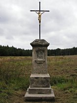 Bezděz (Bösig), Kreuz an der Wegabzweigung in das Dorf