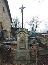 Dolní Libchava (Nieder Liebich), Kreuz an der Strasse zum Friedhof