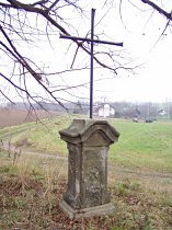 Dubnice, kříž pod lipou na jižním okraji obce