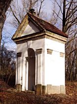 Loubí (Lauben), Kapelle oberhalb der Dvorské kameny
