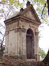 Loubí (Lauben), Kapelle oberhalb der Dvorské kameny