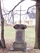 Kamenický Šenov (Steinschönau), Kreuz an der Hauptstrasse nach Prácheň