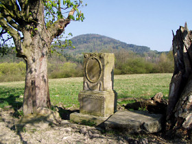 Kunratice u Cvikova (Kunnersdorf), Kreuz unter dem Dutý kámen
