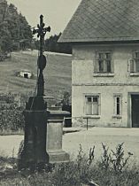 Mařenice (Gross Mergtal), Kreuz an der Abzweigung des Weges zum Forsthaus
