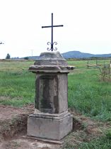 Skalice u České Lípy (Langenau), Kreuz am Südwestrand des Dorfes