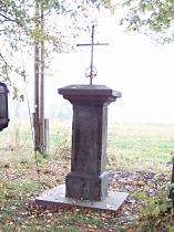 Radeč (Schossendorf), Kreuz am oberen Ende des Dorfes
